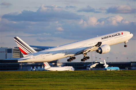 air france aircraft 77w.